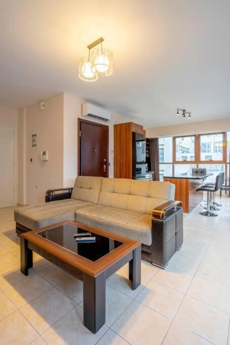 2 Bedroom Renovated Apartment With A View เอเธนส์ ภายนอก รูปภาพ
