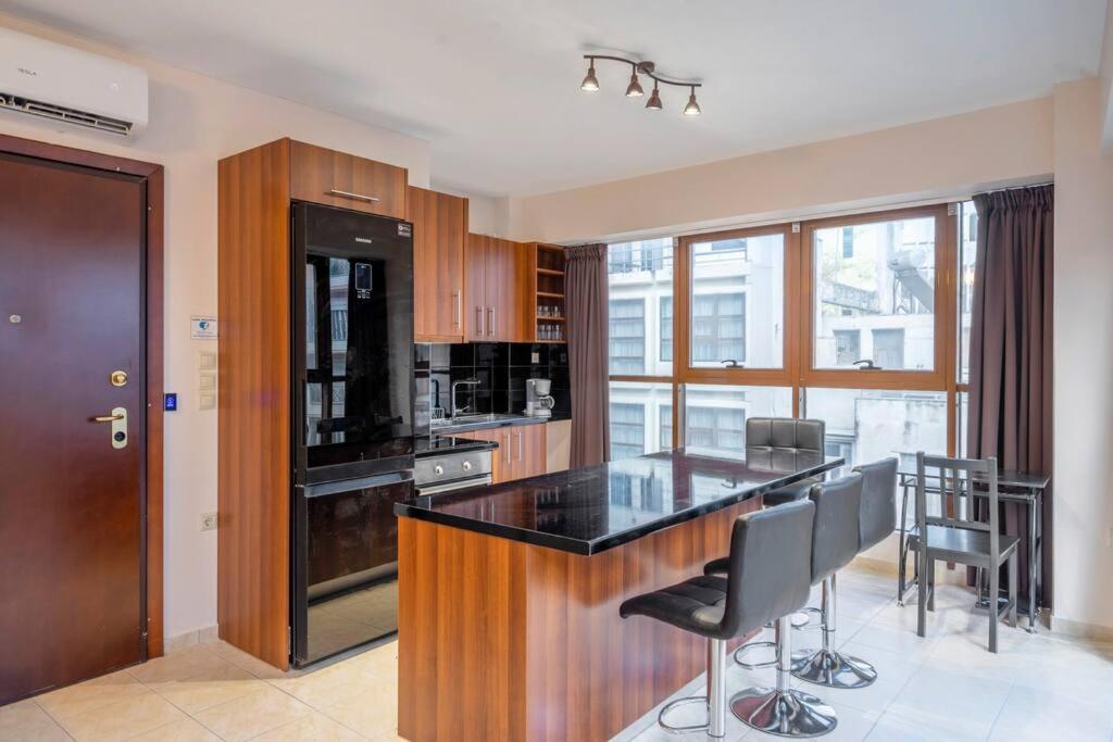 2 Bedroom Renovated Apartment With A View เอเธนส์ ภายนอก รูปภาพ